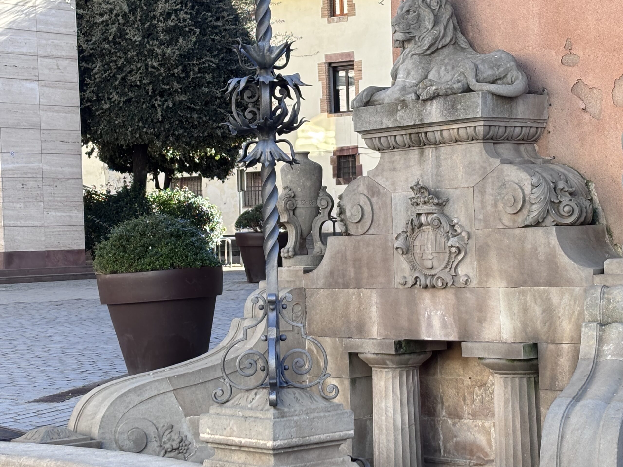 Imatge de la Font del Lleó de Caldes de Montbui representant una agència immobiliària especialitzada en la venda i lloguer d'immobles i vivendes amb expierència a la localitat.