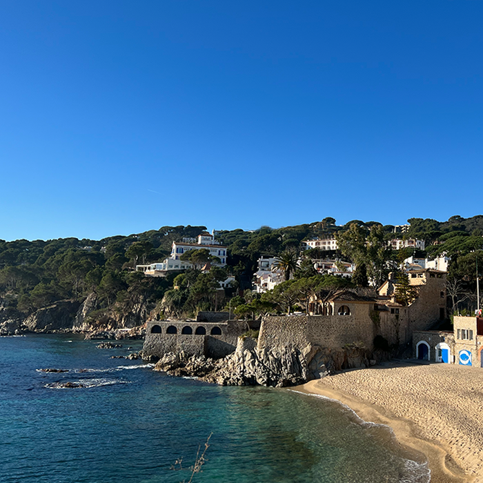 Playa de Port Pelegrí en Calella de Palafrugell con mar, Hotel Sant Roc y paisatge de El Golfet.